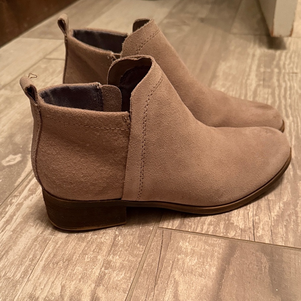 Tom’s Women's Tan Ankle Boots size 6.5